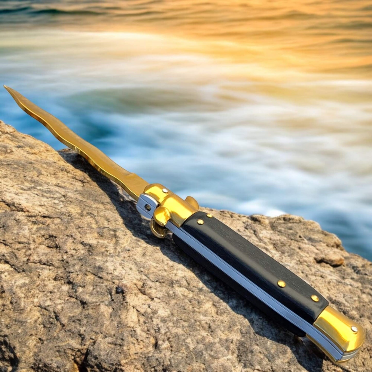 Couteau de poche automatique à cran d'arrêt noir doré lame serpentine vu de dos ouvert