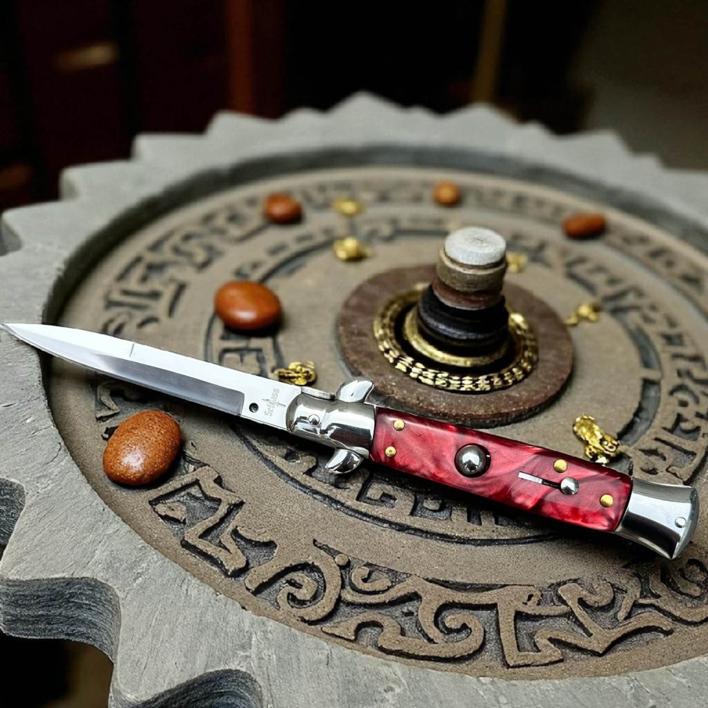 SCHLASS - couteau à cran d’arrêt automatique, manche rouge et lame argentée, format compact pour survie, randonneur, défense.