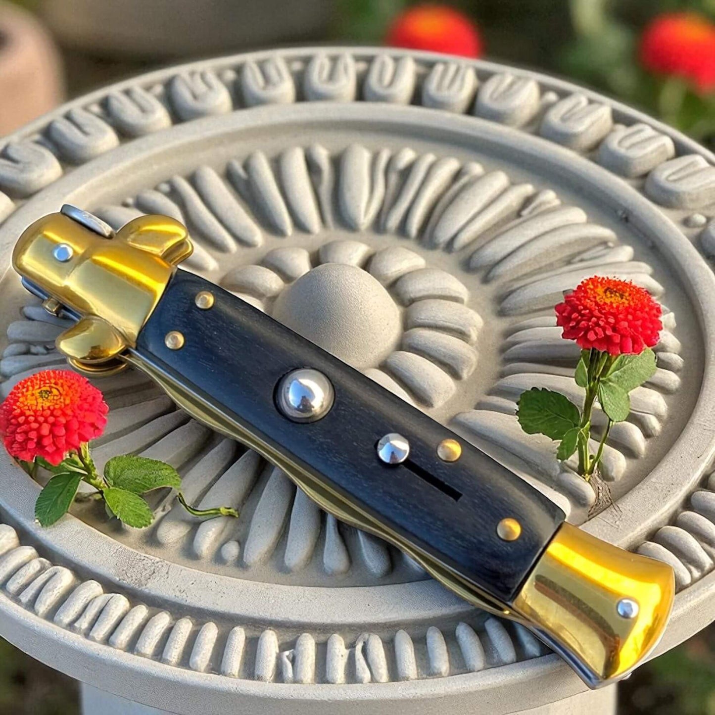 Couteau automatique original à cran d'arrêt noir doré lame serpentine idée cadeau unique pour homme