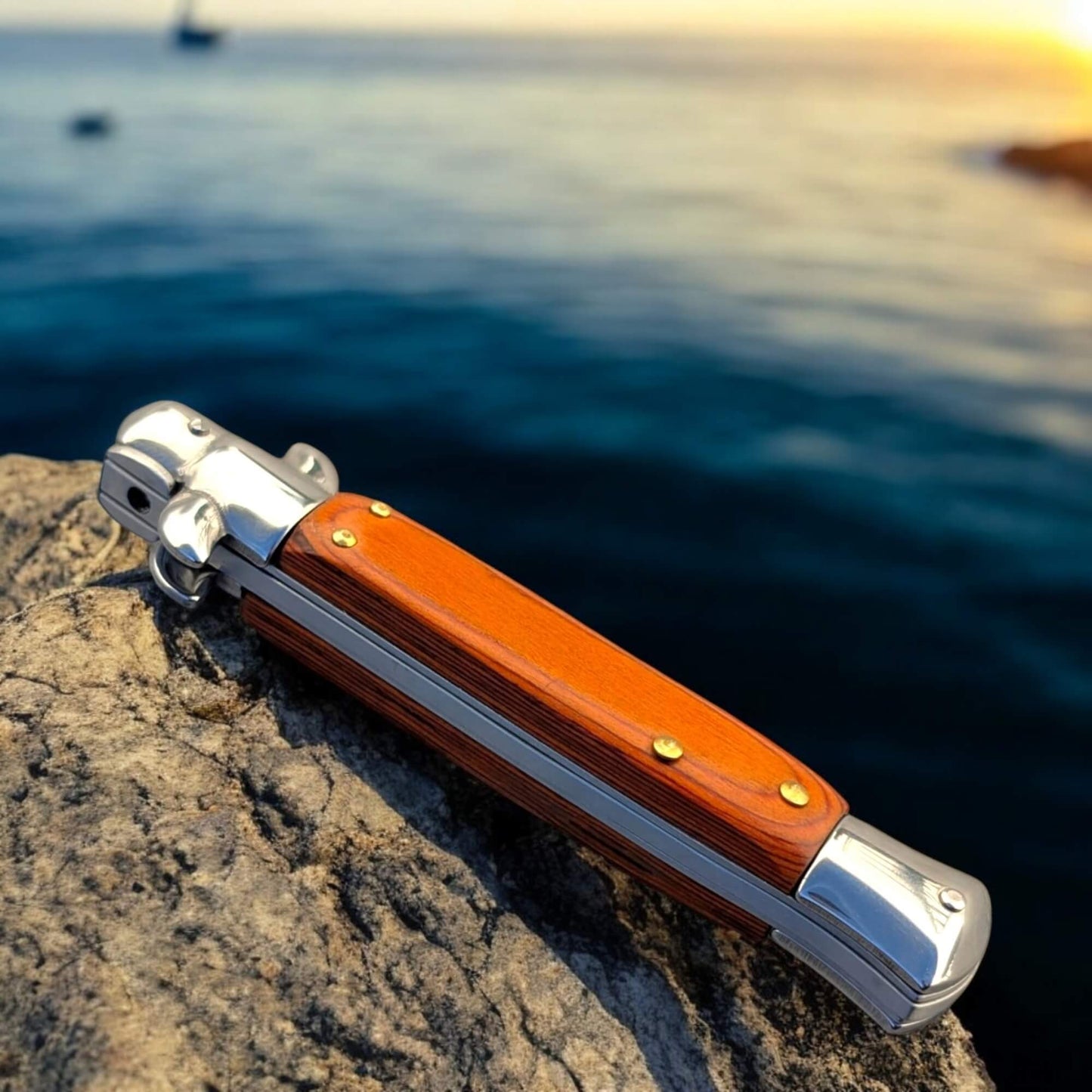 Couteau de poche automatique à cran d'arrêt marron fermé vu de derrière