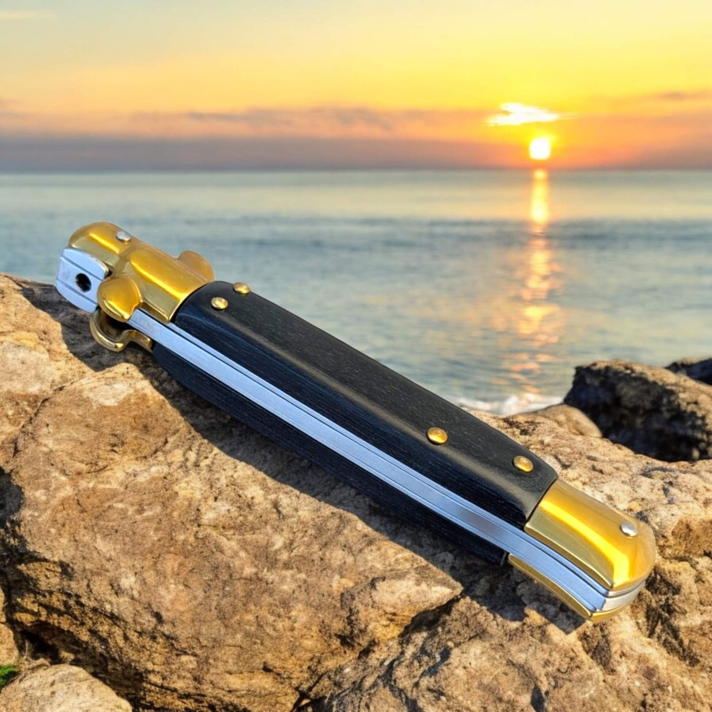 Couteau de poche automatique à cran d'arrêt noir doré fermé vu de dos