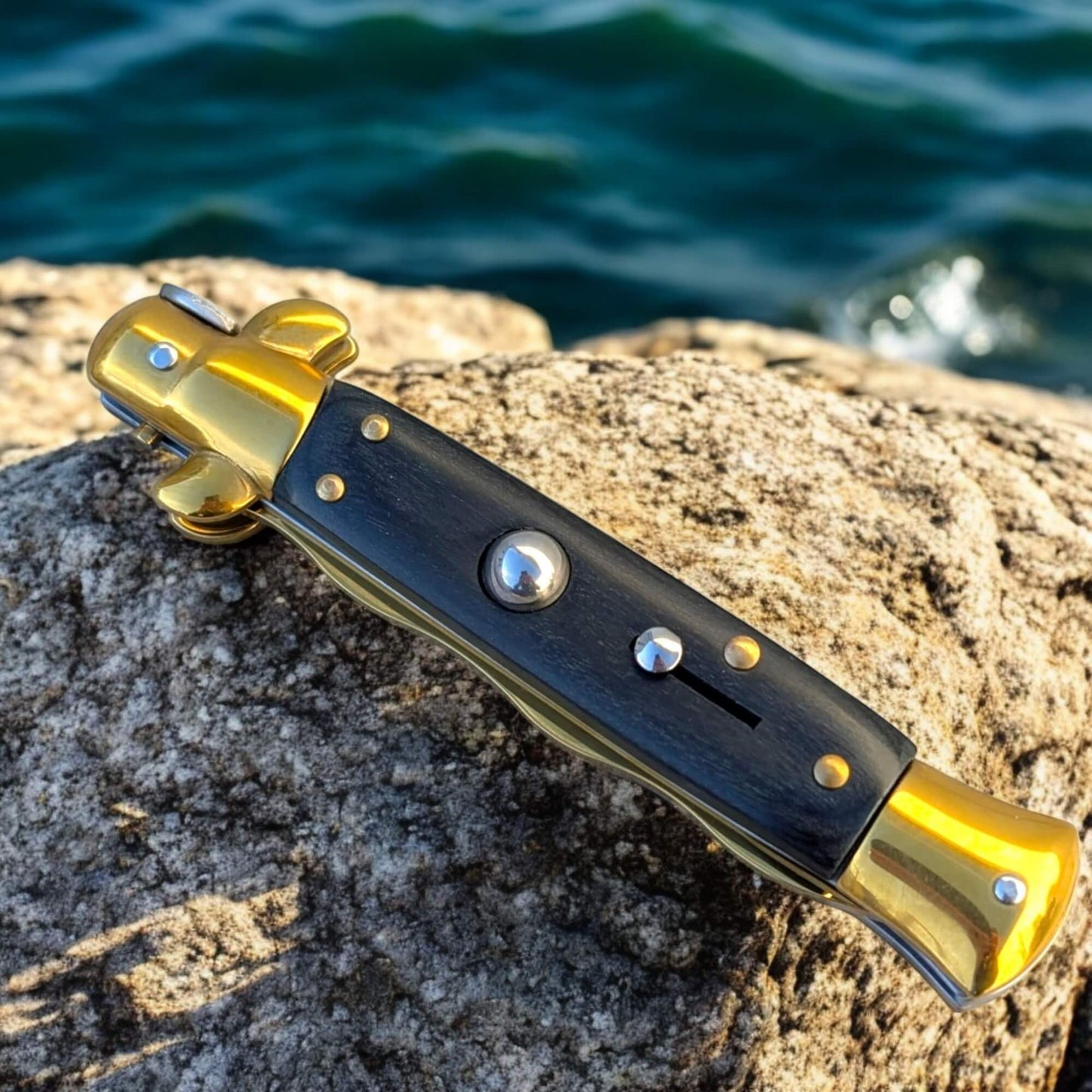 Couteau de poche à cran d'arrêt automatique noir doré fermé de face