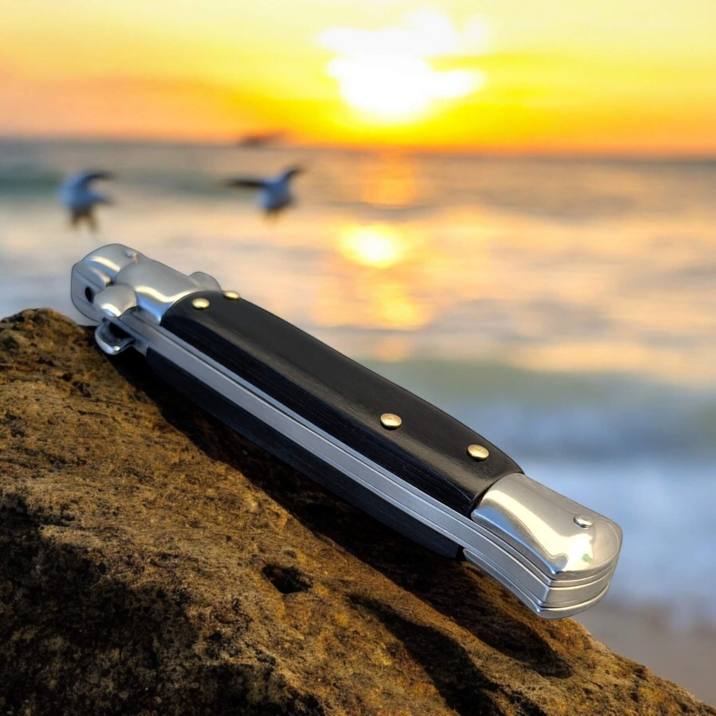 Couteau de poche automatique fermé vu de coté