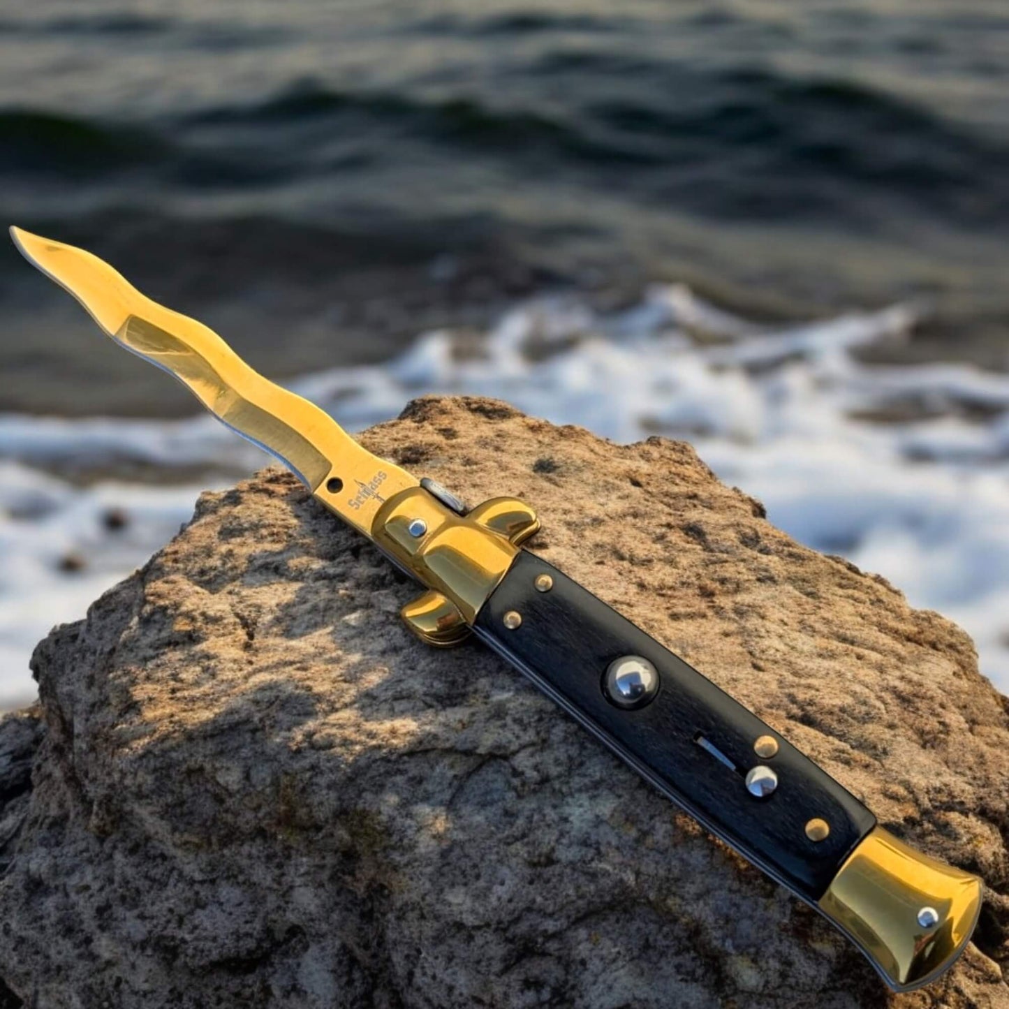 Couteau de poche automatique à cran d'arrêt noir doré vu de face ouvert