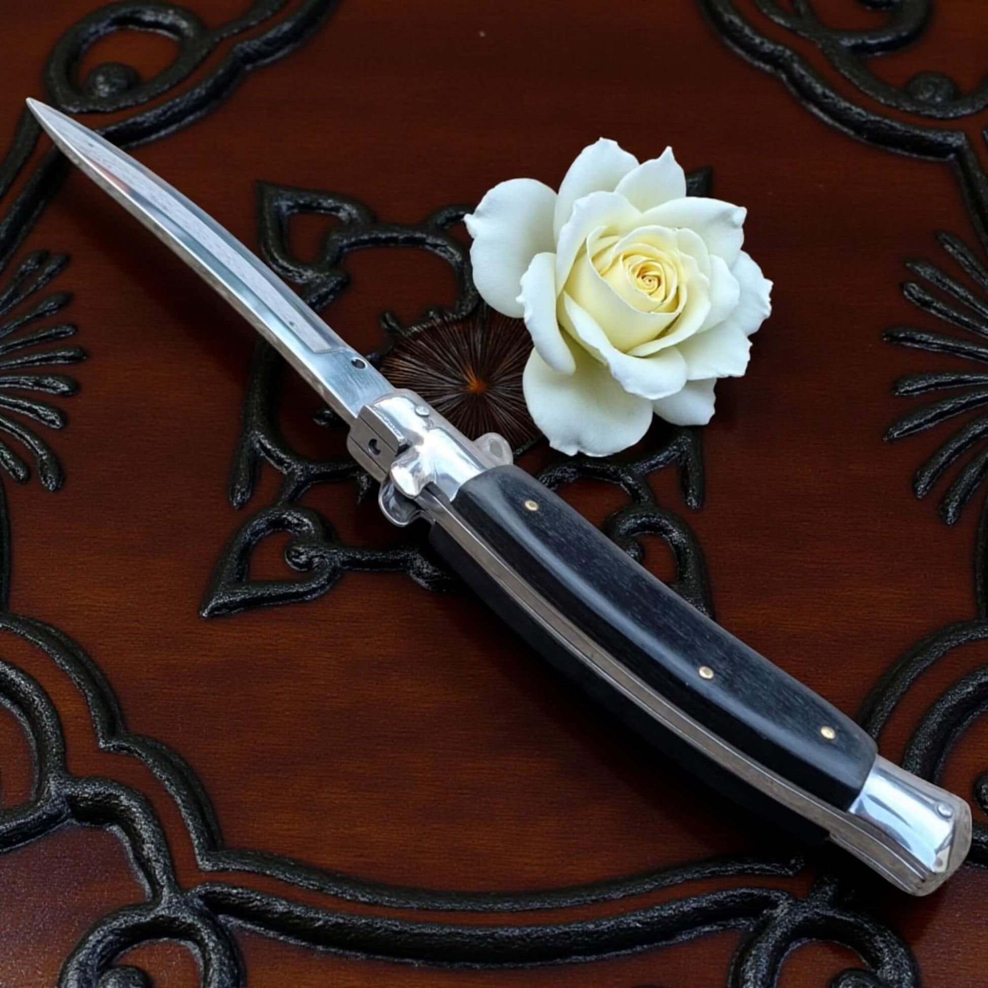 Couteau de poche automatique noir argenté incurvé type stiletto bois/acier