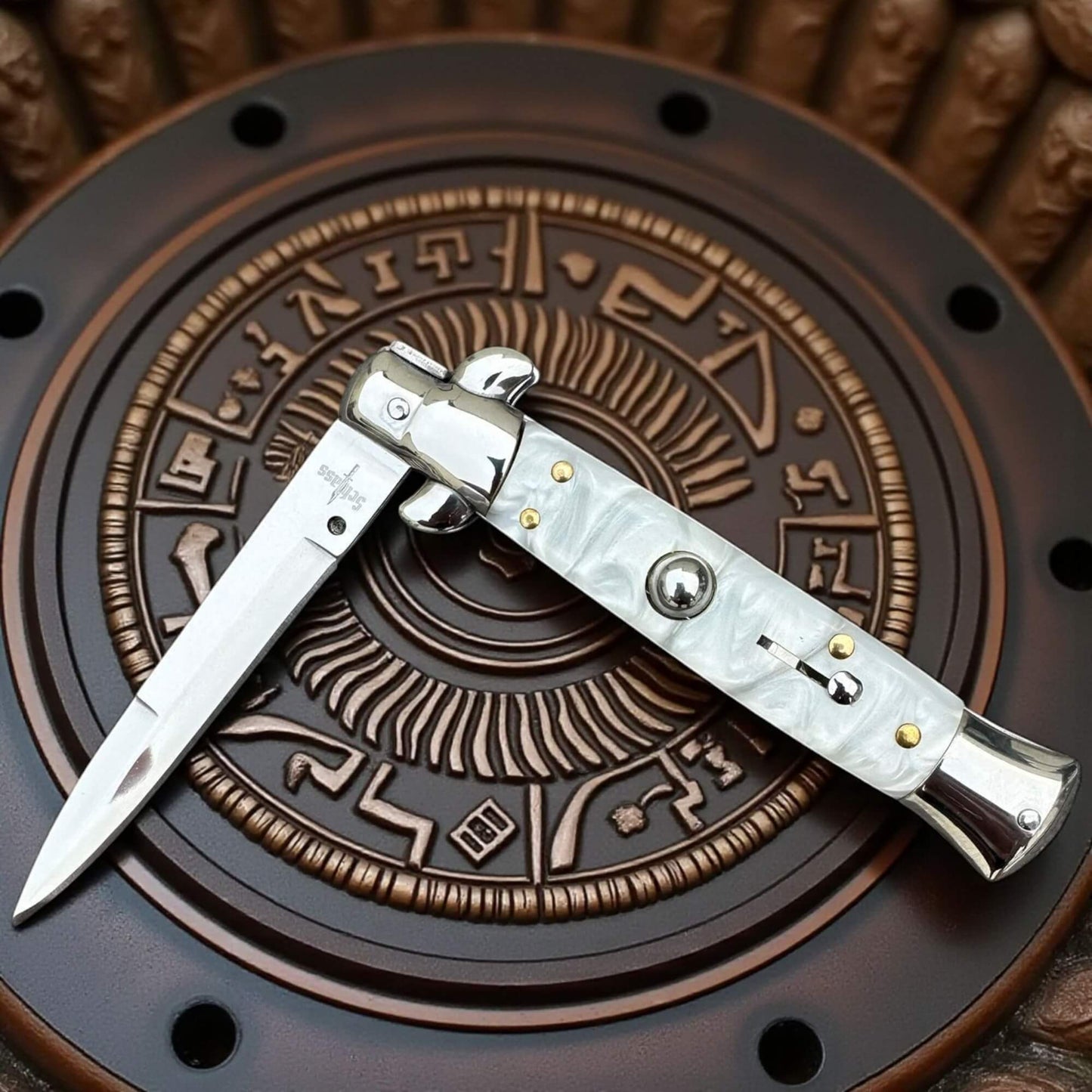 Magnifique couteau de poche à ouverture automatique cran d'arrêt blanc de la marque Schlass