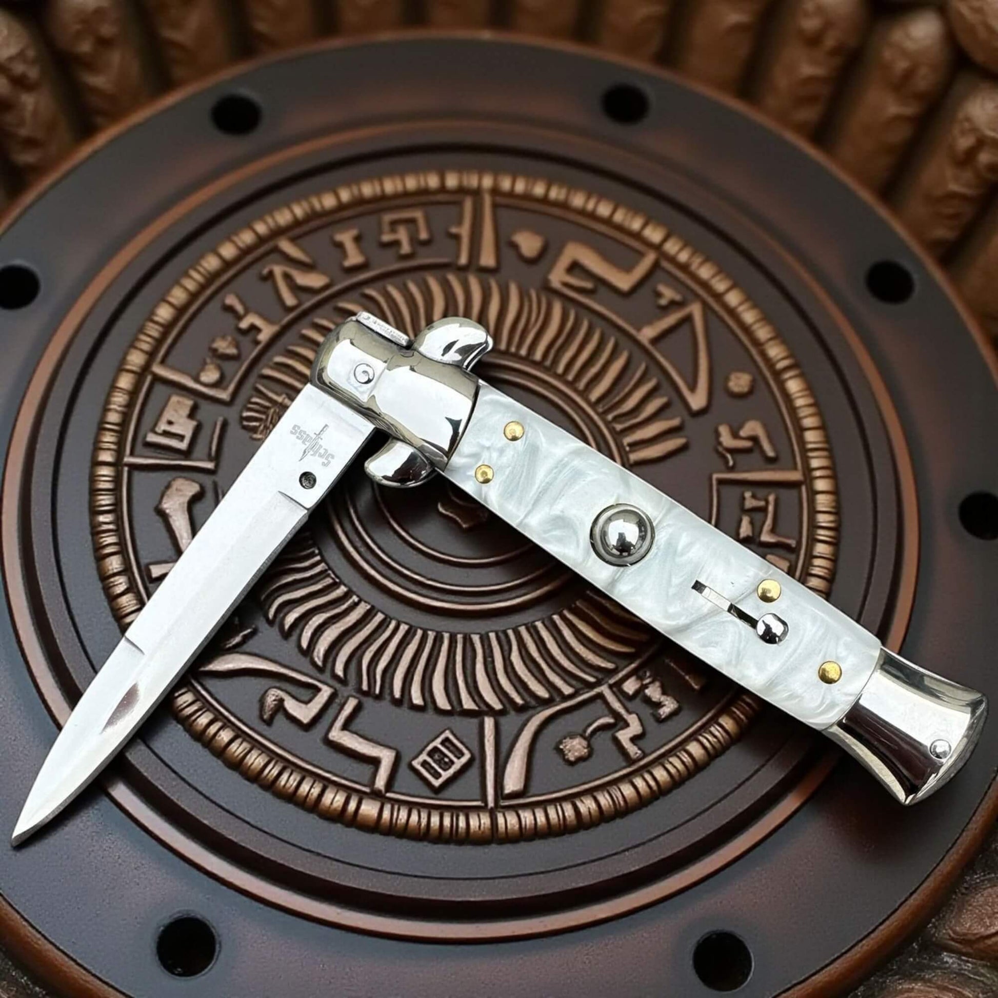 Magnifique couteau de poche à ouverture automatique cran d'arrêt blanc de la marque Schlass