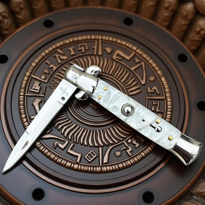 Magnifique couteau de poche à ouverture automatique cran d'arrêt blanc de la marque Schlass