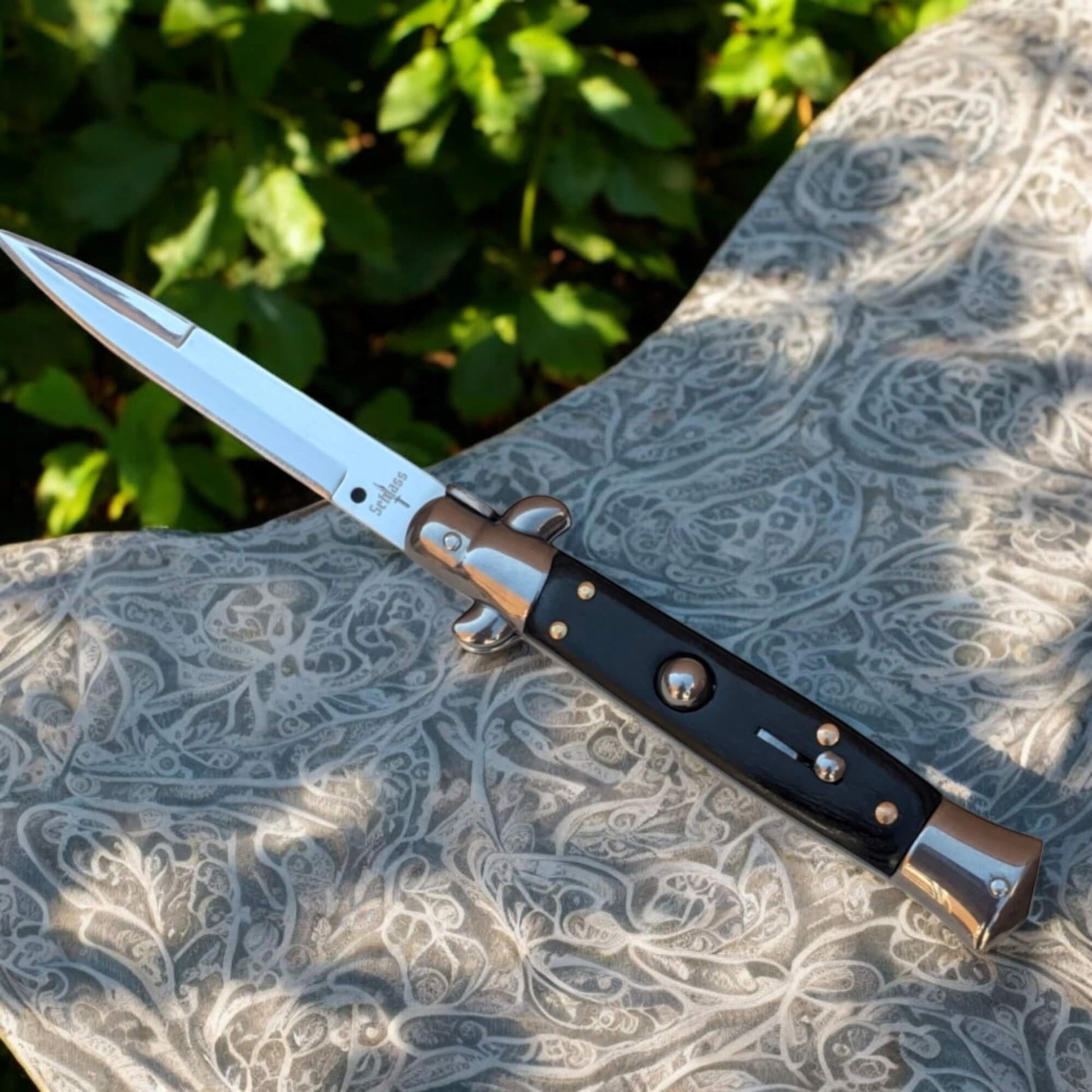 Couteau de poche automatique à cran d'arrêt  type stiletto noir argenté ouvert