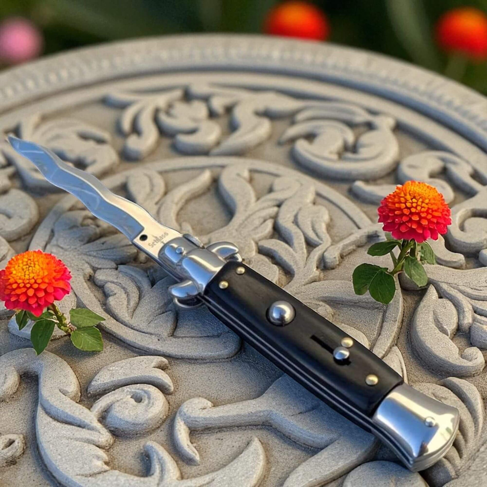 Couteau automatique noir argenté type stiletto marque Schlass. Ouverture rapide et efficace, idée cadeau pour homme 