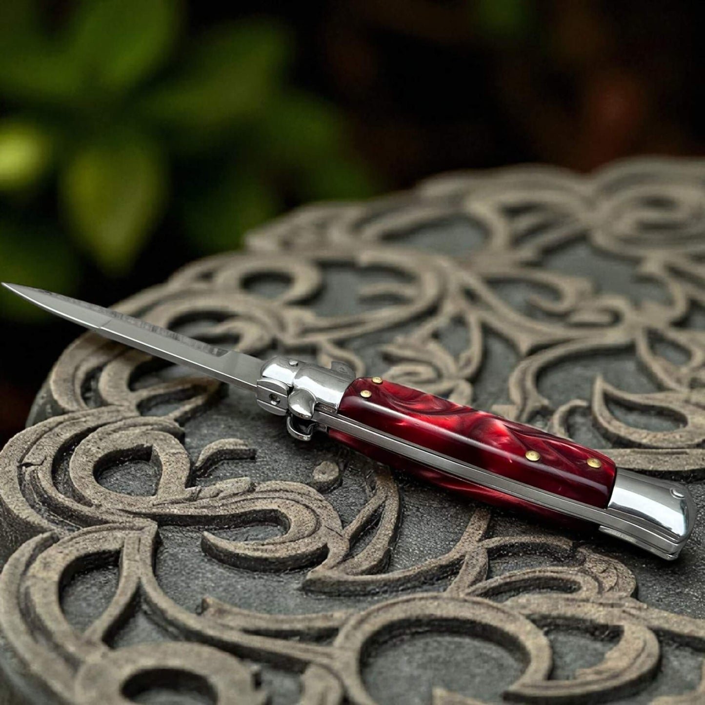 SCHLASS - Couteau de poche à cran d’arrêt automatique stiletto, manche rouge vif et lame argentée, 