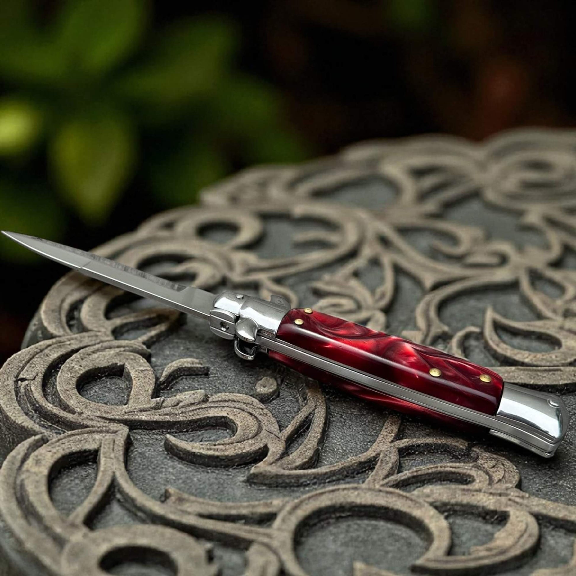 SCHLASS - Couteau de poche à cran d’arrêt automatique stiletto, manche rouge vif et lame argentée, 