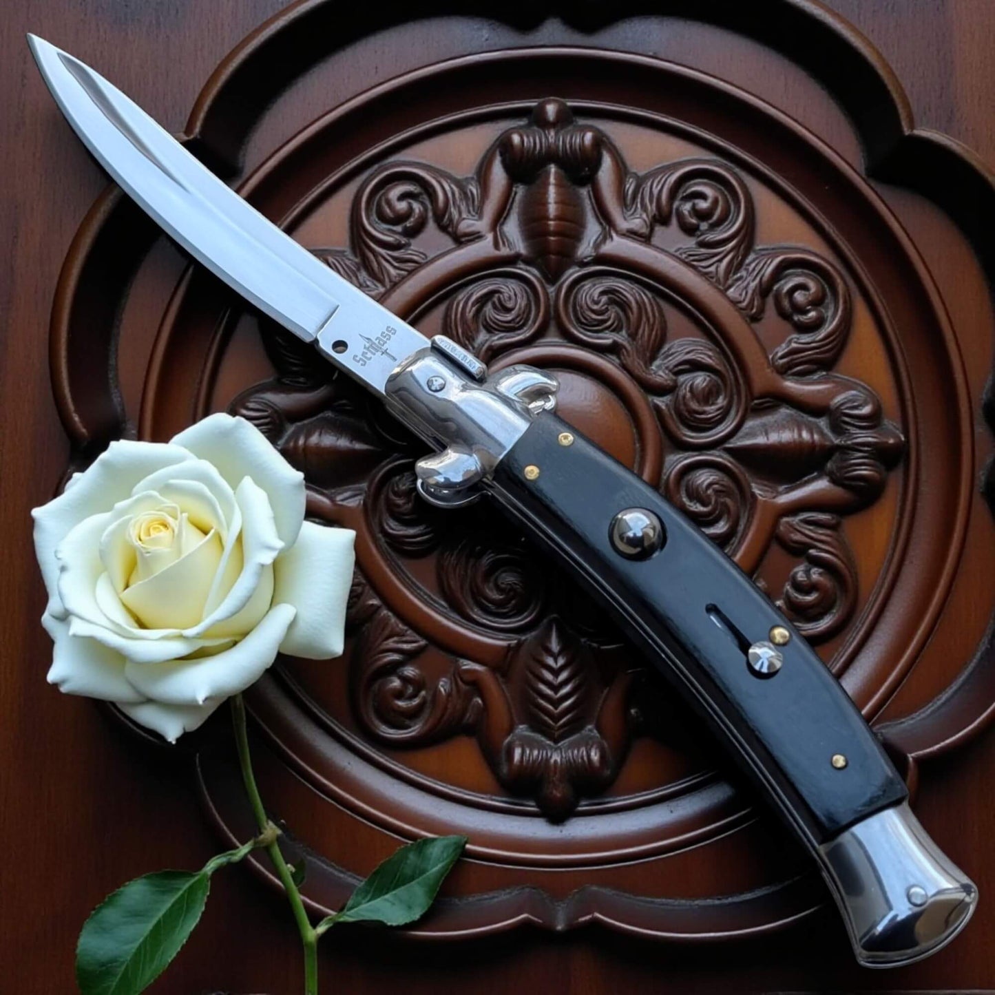 Couteau de poche stiletto Schlass incurvé ouverture automatique. Une idée cadeau unique pour homme pour anniversaire, fête ou  collectionneur 