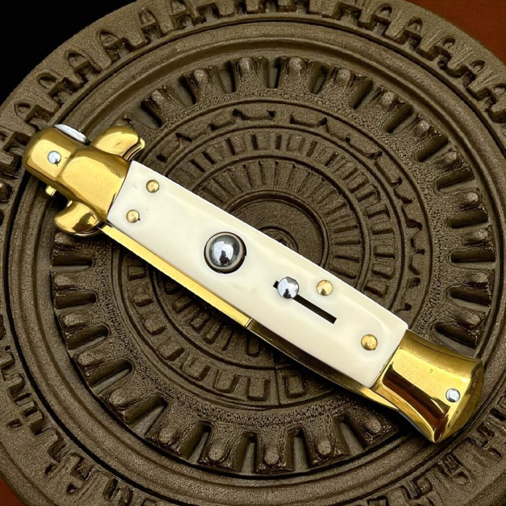 Couteau de poche a éjection de lame automatique marque Schlass