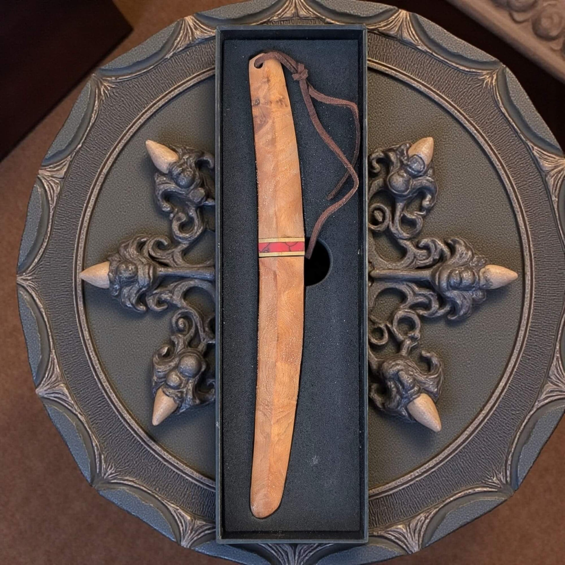 L'écorché - Couteau de poche incurvé en bois avec fourreau lame incurvé acier damas - SCHLASS